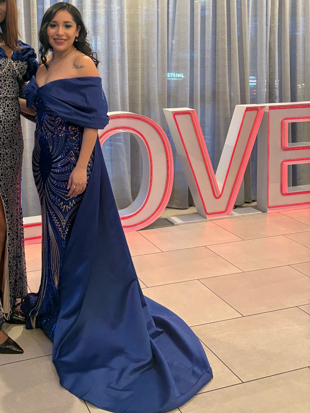 Elegant Royal Blue Off-Shoulder Evening Gown - Picture 4 of 4